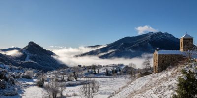 Paisaje invernal y soleado del pueblo de Buerba en el pirineo aragones